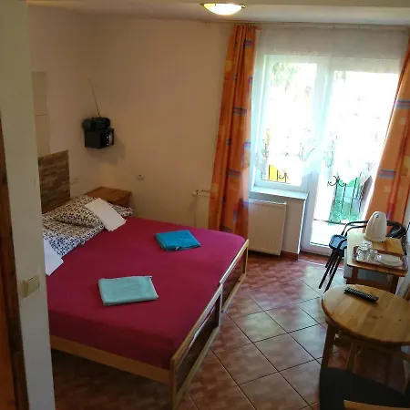 Δωμάτια σε οικογενειακή κατοικία Komandor *